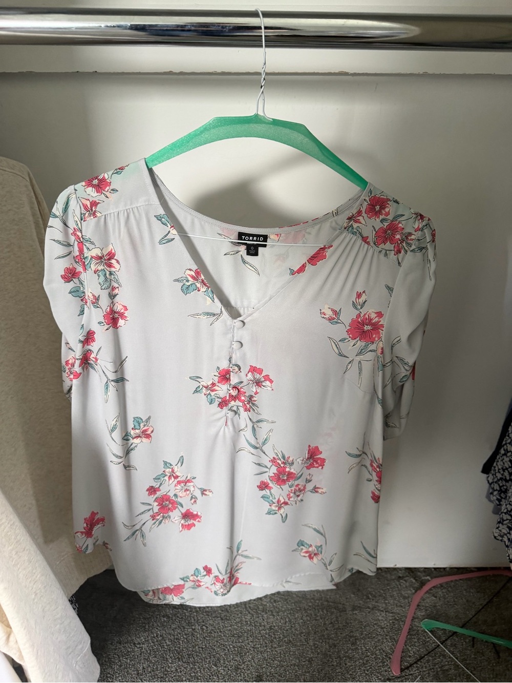 Torrid Women’s Short Sleeve V neck Blouse Tops white Floral Size 0